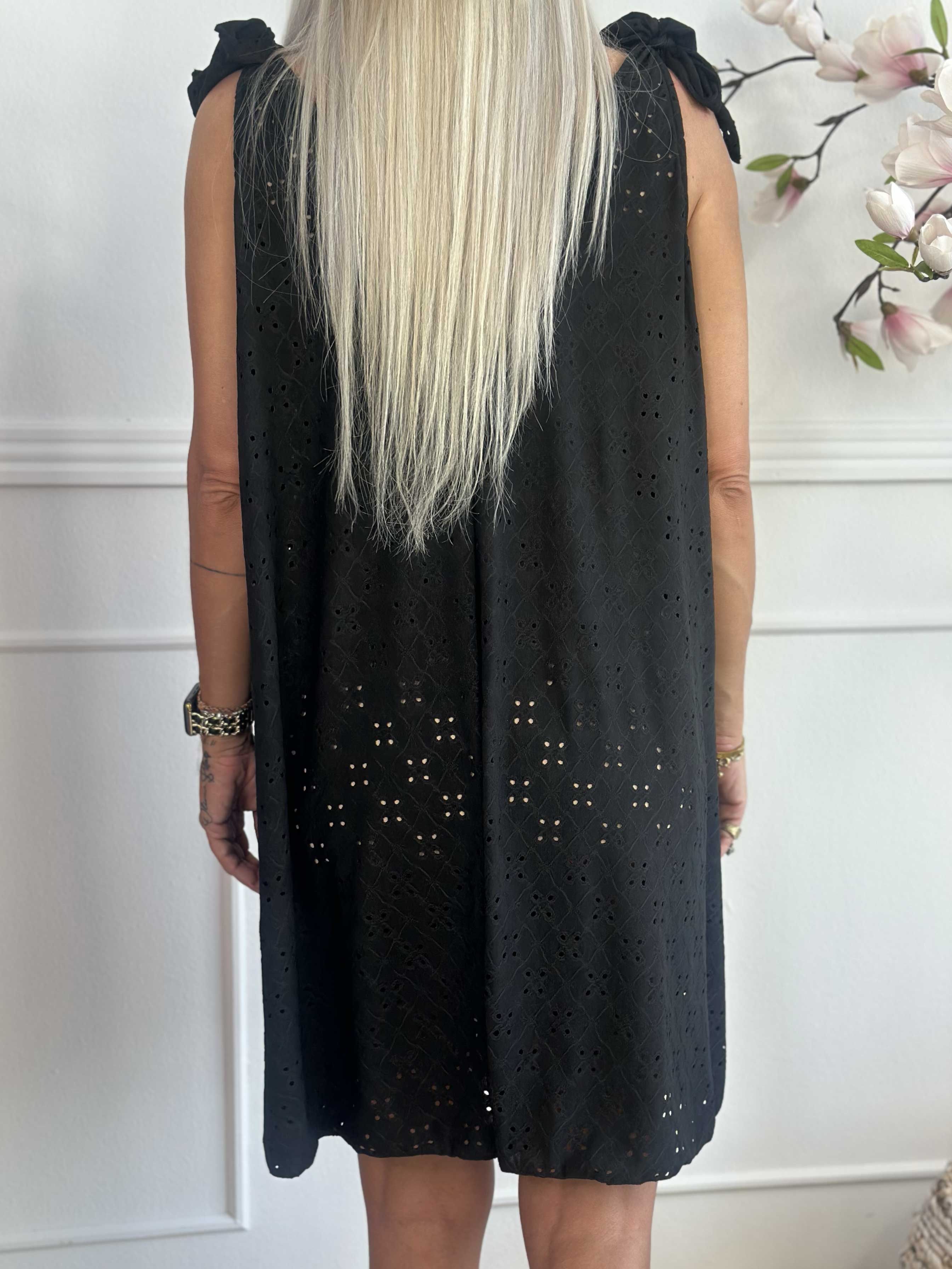 Likas - Blød og elastisk stropkjole med broderie anglaise